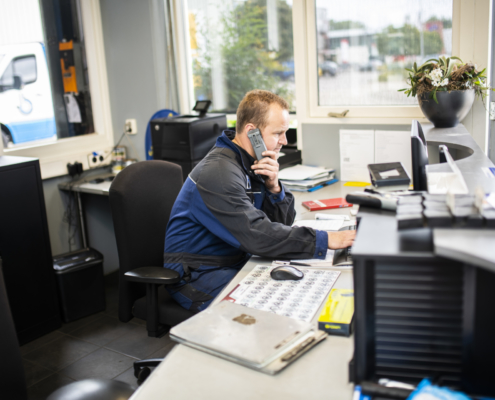 Medewerker van Baldé aan de telefoon